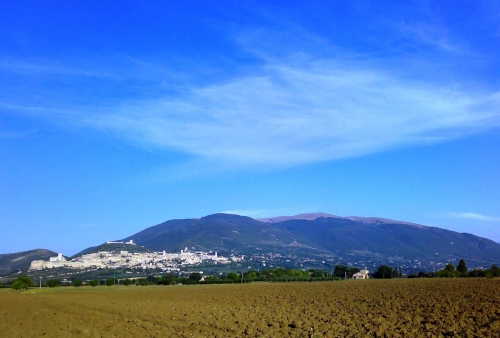 Foto panoramica di Assisi e Monte Subasio