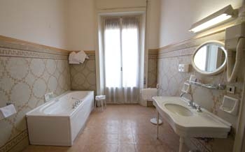 Stanza da bagno con vasca (disponibili anche con doccia)