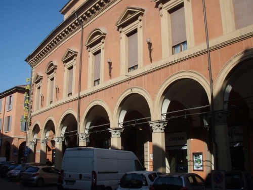 Facciata hotel con i celebri portici