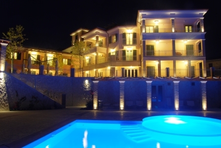 Piscina con idromassaggio Vista Notturna Incantea Resort Tortoreto Abruzzo