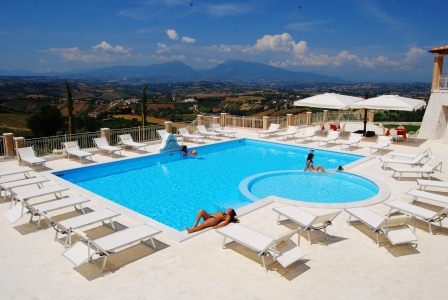 Piscina con vista panoramica Incantea Resort Tortoreto Abruzzo