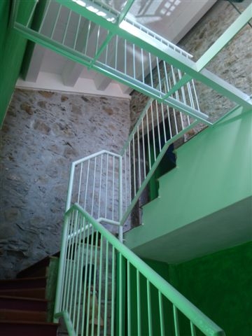 Scala interna con balcone Letojanni Taormina mare