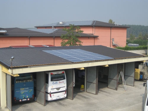 Impianto fotovoltaico realizzato su ricovero mezzi e in sostituzione della copertura in amianto per un'azienda