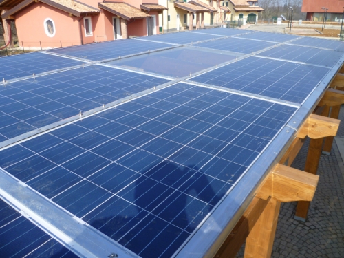 Impianto fotovoltaico realizzato su tettoia